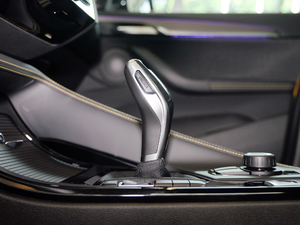 2018sDrive 25i AMԽҰb V п؅^