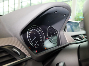 2018sDrive 25i AMԽҰb V п؅^