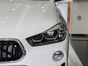 2018sDrive 25i AMԽҰb V ^