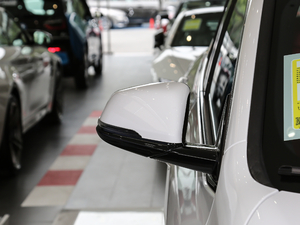 2018sDrive 25i AMԽҰb V ^