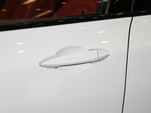 2018sDrive 25i AMԽҰb V ^