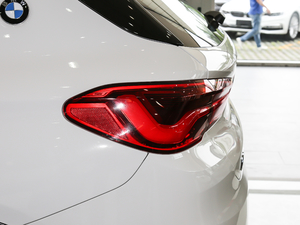 2018sDrive 25i AMԽҰb V ^