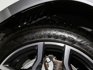 2018sDrive 25i AMԽҰb V ^