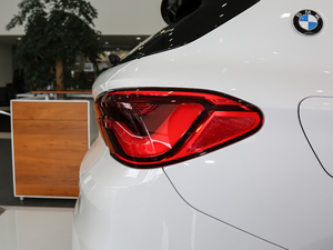 2018sDrive 25i AMԽҰb V ^