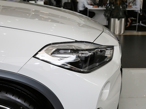 2018sDrive 25i AMԽҰb V ^