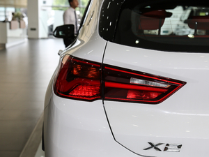 2018sDrive 25i AMԽҰb V ^