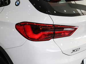 2018sDrive 25i AMԽҰb V ^