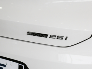 2018sDrive 25i AMԽҰb V ^