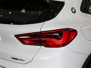 2018sDrive 25i AMԽҰb V ^