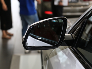 2018sDrive 25i AMԽҰb V ^