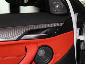 2018sDrive 25i AMԽҰb V g