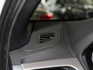 2018sDrive 25i AMԽҰb V g