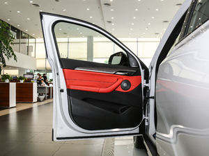 2018sDrive 25i AMԽҰb V g