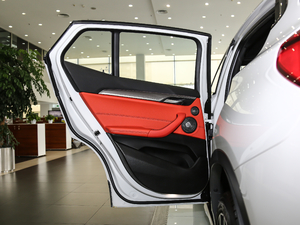 2018sDrive 25i AMԽҰb V g