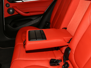 2018sDrive 25i AMԽҰb V g