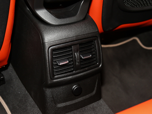 2018sDrive 25i AMԽҰb V g