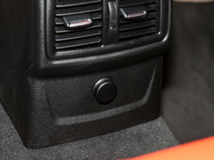 2018sDrive 25i AMԽҰb V g