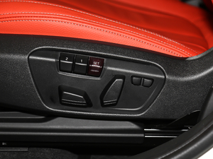 2018sDrive 25i AMԽҰb V g