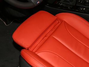 2018sDrive 25i AMԽҰb V g