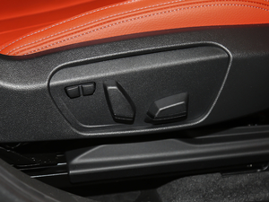 2018sDrive 25i AMԽҰb V g