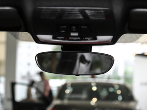 2018sDrive 25i AMԽҰb V g