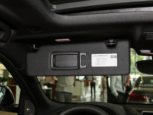 2018sDrive 25i AMԽҰb V g