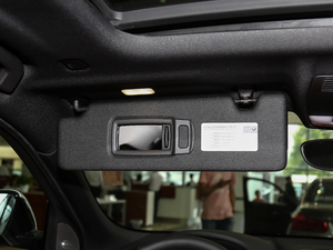 2018sDrive 25i AMԽҰb V g