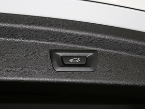 2018sDrive 25i AMԽҰb V g