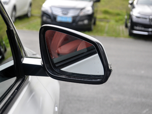 2018sDrive 25i AMԽҰb V ^