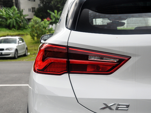 2018sDrive 25i AMԽҰb V ^