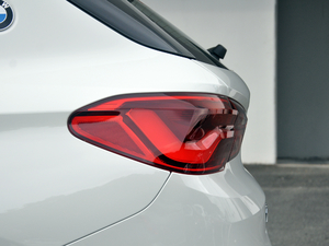 2018sDrive 25i AMԽҰb V ^