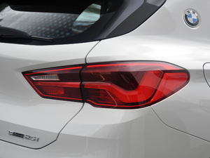 2018sDrive 25i AMԽҰb V ^