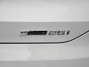 2018sDrive 25i AMԽҰb V ^