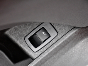 2018sDrive 25i AMԽҰb V g