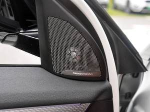 2018sDrive 25i AMԽҰb V g