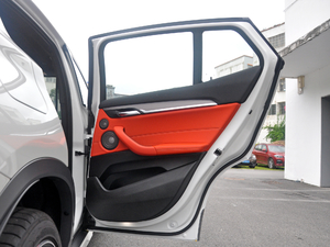 2018sDrive 25i AMԽҰb V g