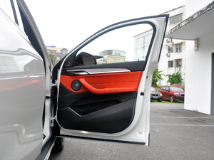 2018sDrive 25i AMԽҰb V g