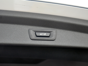 2018sDrive 25i AMԽҰb V g