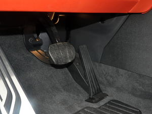 2018sDrive 25i AMԽҰb V g