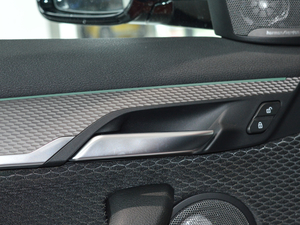 2018sDrive 25i AMԽҰb V g