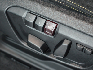 2018sDrive 25i AMԽҰb V g