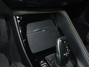 2018sDrive 25i AMԽҰb V g