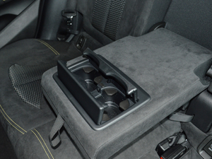 2018sDrive 25i AMԽҰb V g