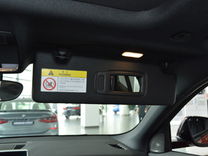 2018sDrive 25i AMԽҰb V g