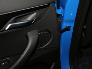 2018sDrive 25i IMԽҰb V g