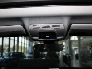 2018sDrive 25i IMԽҰb V g