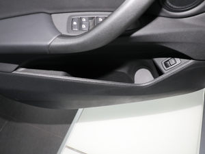 2018款sDrive 25i 领先型M越野套装 国V 前门储物空间