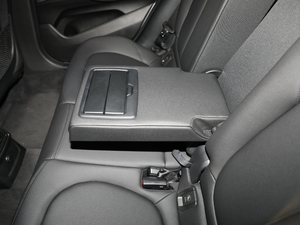 2018款sDrive 25i 领先型M越野套装 国V 后排中央扶手