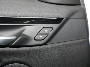 2018sDrive 25i IMԽҰb V п؅^