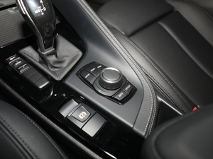 2018款sDrive 25i 领先型M越野套装 国V 中控区